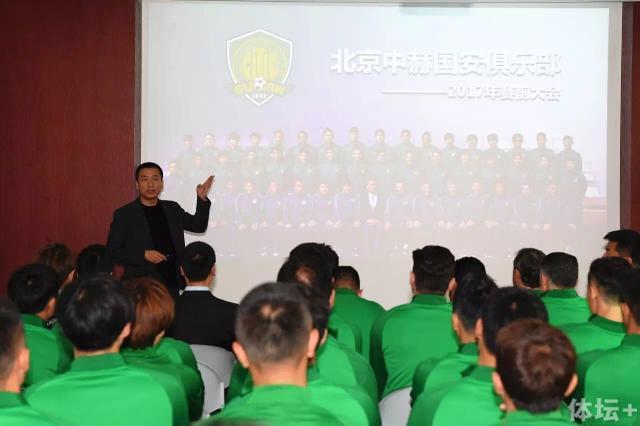 说到兴起时，周星驰现场还跟李子璇学起了MV中的;广场舞舞蹈动作，一套动作下来，周星驰自夸：;我还是蛮有天赋的